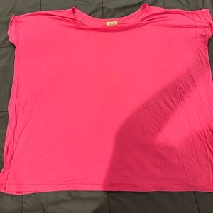 Hot pink one size pink shirt. Short sleeve.